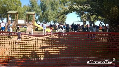 Calpestarono l'erba prima del tempo, paghiamo noi: da rifare il manto del parco giochi della villa, chiusura di almeno cinque mesi