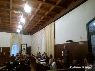 Partecipate di Trani, oltre un'ora di discussione per decidere se discuterne: e, alla fine, si va pure in pausa