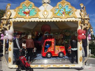 «Che bello, è tornata!». Dimenticato il rogo, la nuova giostra sul lungomare di Trani mette avanti le lancette dell'ottimismo