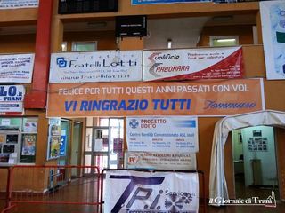 Il custode del palazzetto di Trani va in pensione: con uno striscione ringrazia tutti