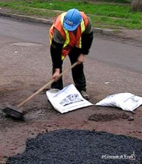 Buche, Trani mette l'emergenza in magazzino: comprati 58 sacchi di asfalto a presa rapida