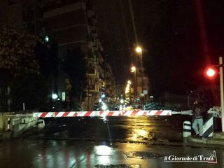 Passaggio al livello di Trani, tutti passano sotto: risultato, quattro treni transitati ieri sera con le sbarre alzate