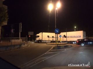 Trani sud, camion in panne alla rotatoria di via Pozzopiano. A breve la risagomatura, per indirizzare i bus turistici in via Falcone