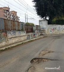 Dagli allagamenti alle buche: a Trani, via Verdi è un percorso ad ostacoli