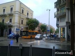 Bus in avaria, disagi al semaforo nel pieno centro di Trani