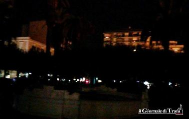 Troppa umidità, l'impianto va in protezione: mezza piazza centrale di Trani resta al buio