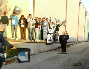 La capolista non perdona: Gravina-Trani 2-1. I tifosi non gradiscono il prezzo del biglietto e restano fuori