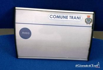 Nuove targhe per gli uffici del Comune di Trani: sessanta pezzi, meno di tremila euro. Lo «scomodo» precedente