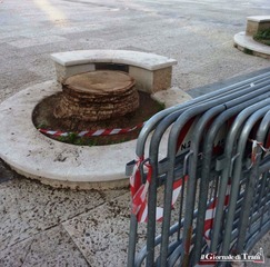 Trani, in piazza Quercia la prima palma è andata: e la sobrietà di quel luogo già comincia a vacillare