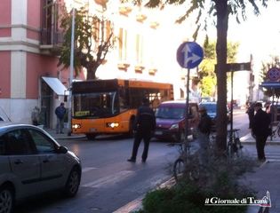 Mezzi pubblici di Trani, che sfortuna: bus fora a pochi metri dal guasto di un'altra macchina di alcuni giorni fa