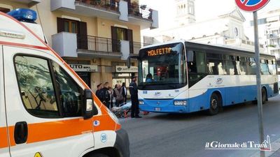 Autista sterza per evitare impatto con vettura, donna cade e riporta trauma cranico: paura a bordo del bus in transito per Trani
