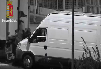 Vi piace il totano australe o vi servono scarpe antinfortunistiche? Si rubano in autostrada: il mercato nero scoperto nell'inchiesta di Trani