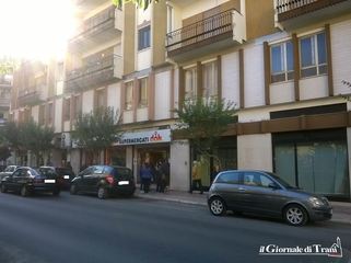 AGGIORNATO. Rapina alla Dok sul corso di Trani. Prende in ostaggio e colpisce con la pistola l'uomo che chiede l'elemosina