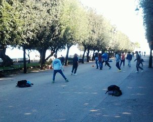 Cannonate nei pressi del cannone: una partita a calcetto non si nega a nessuno, neanche nella villa di Trani