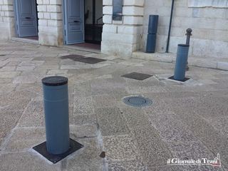 Cattedrale di Trani ostaggio dei dissuasori rotti: risultato, anarchia automobilistica