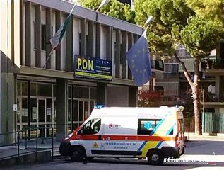 Trani, parcheggia davanti alla Baldassarre e blocca l'ambulanza giunta per un malore a scuola: va via dopo un quarto d'ora senza neanche chiedere scusa