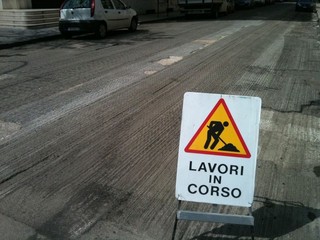 Comune di Trani, niente vigili stagionali: con i soldi delle multe si riparano le strade. Primo intervento da 135mila euro