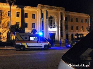 Accusa un malore e finisce riverso per strada: attimi di paura sul lungomare di Trani
