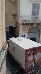 Piazza Cesare Battisti, ci risiamo: automezzo quasi intrappolato sotto l'arco, nei pressi del tribunale civile di Trani