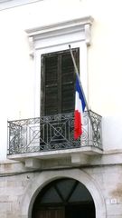 Trani, cordoglio per la Francia: la bandiera transalpina a mezz'asta a palazzo Palmieri