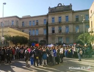 Marcia della pace, la bambina musulmana si sente di Trani e commuove Bottaro: «Sindaco, faccia il bene della nostra città»