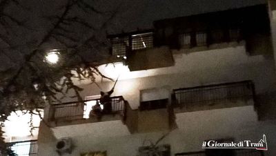 Trani, piovono calcinacci in strada in via De Nicola: intervento urgente di vigili del fuoco e polizia locale