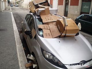 Il nulla e la noia, miscela imbarazzante: vandalizzata auto a colpi di cartoni nel pieno centro di Trani
