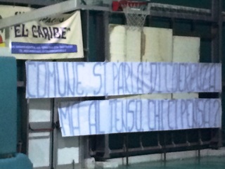 VIDEO. E l'Aquila azzurra Trani si gode la prima vittoria in C. Striscione polemico contro il Comune