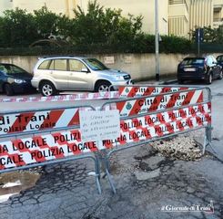 Buche a Trani, in via Jugoslavia le transenne diventano bacheche per le proteste dei cittadini