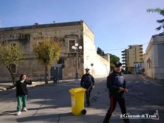 La solita voce maschile movimenta un'altra giornata all'Amet: «Uscite, c'è una bomba»