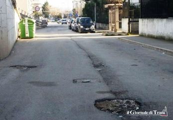 E viale Germania è sempre più un caso: nelle buche è caduto anche un diversamente abile in carrozzina