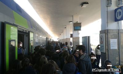 AGGIORNATO. Guasto sulla rete a Cerignola: il regionale per Bari, a Trani quasi sempre in ritardo, si carica anche i viaggiatori di quello successivo