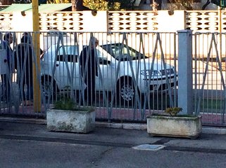 Trani, incrocia auto in fase di sorpasso: per evitarla, finisce sul cordolo della pista ciclabile