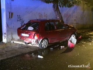 AGGIORNATO. Perdono il controllo e si schiantano su un albero del lungomare di Trani: feriti