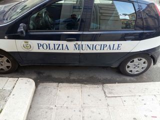 In servizio al Tribunale del lavoro di Trani, i vigili di Spinazzola «scivolano» sullo scivolo. E davanti al supermercato, doppio parcheggio selvaggio