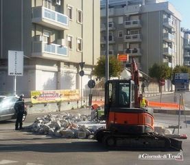 Bus in visita a Trani: parcheggio in via Falcone. Per farli arrivare comodamente, si risagoma la rotonda a Pozzopiano