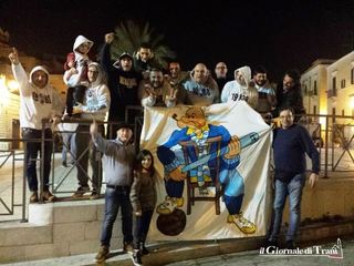 Trani, fra Altamura e Bisceglie c'è anche lo scambio degli auguri. Gli Irascibili bruciano tutti sul tempo ed «accendono» di festa piazza Teatro