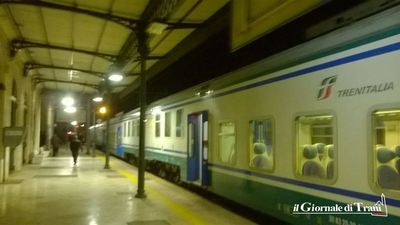 Lascia la stazione di Trani camminando fra i binari: 15enne muore fra due treni nei pressi del passaggio a livello