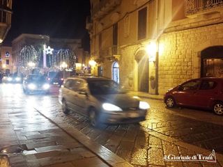 Natale di Trani, piazza Libertà già violata: il tappeto rosso ed il rispetto delle regole finiscono sotto le ruote