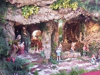 Natale di Trani, danni al presepe di piazza Albanese: l'autore ripara tutto a tempo di record