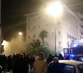 Trani, caos in pieno centro: incendio nell'ex Hotel Royal. Forse un corto circuito la causa del rogo