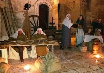 VIDEO. Trani religiosa, presepe vivente nel centro storico: oltre seimila visitatori e «porte aperte» alla Misericordia