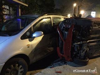 Trani, auto piomba su tre vetture parcheggiate in via Malcangi: danni ingenti, nessun ferito