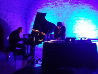 VIDEO. Da Santa Geffa a Palazzo Beltrani, Juno 22 interpreta e suona metafore di vita