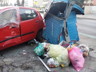 Trani, i rifiuti «tutti giù per terra»: in via Malcangi, oltre il danno, la beffa