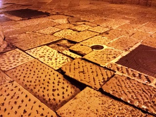 Tra asfalto e marciapiedi, chi si ricorda delle basole? Nel centro storico di Trani si rischia lo stop