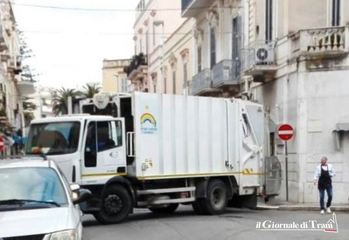 Bloccano la strada nel centro di Trani per raccogliere cartoni, ma non sono dell'Amiu