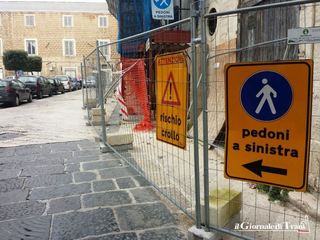 Trani, sul tombolone di piazza Longobardi è già uscito l'8: i mesi di abbandono del palazzo pericolante