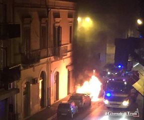 Trani, auto in fiamme all'alba in via Malcangi: sarebbe stato un corto circuito