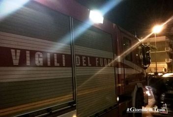 Ancora fiamme nella notte a Trani: distrutte un'auto ed una moto in un atrio condominiale di piazza Martiri di via Fani